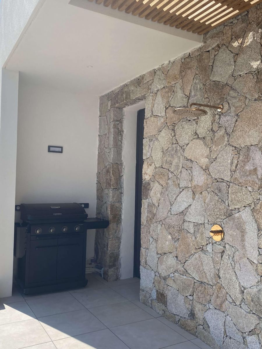 Villa Mare Monti - la doccia esterna e il barbecue