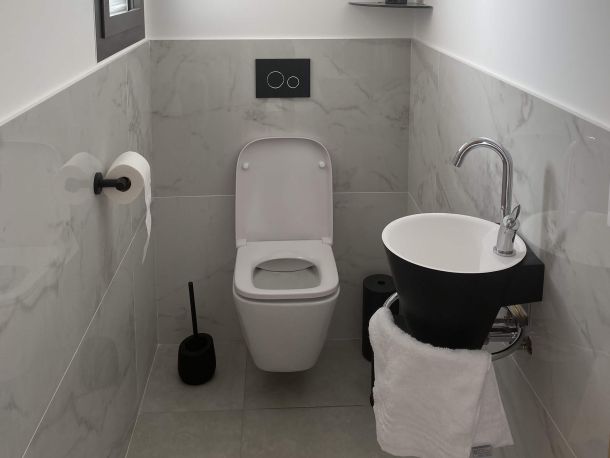 Villa Mare Monti - WC des chambres orange et bleu roi