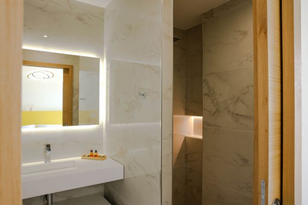 Villa Mare Monti - Ensuite bathroom - Yellow bedroom