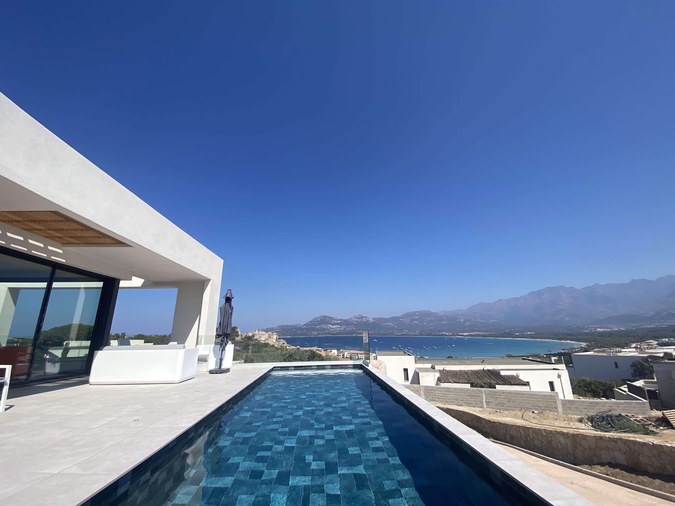 Villa Mare Monti - La piscine et la vue sur la baie de Calvi