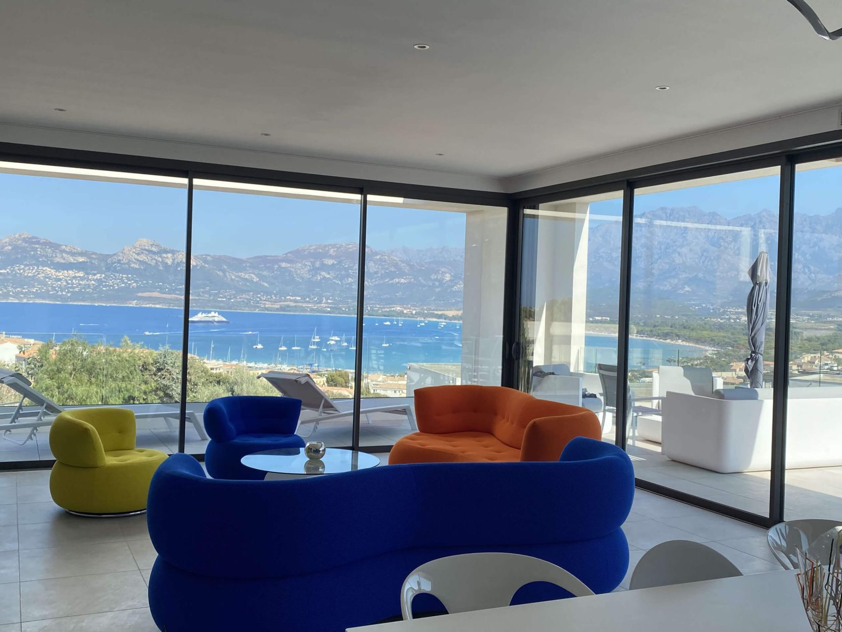 Villa Mare Monti - le salon avec vue sur la baie de Calvi